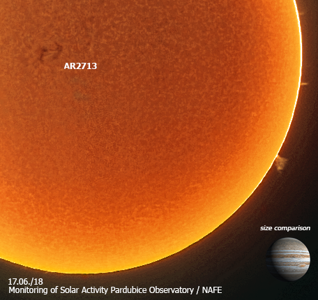 Aktivní oblast NOAA AR2710 (uměle obarvené) a ilustračně doplněné o velikostní srovnání s planetou Jupiter.